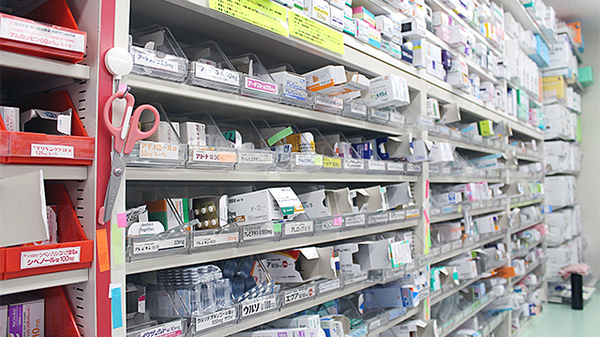 薬局ダックス　宇治西大久保店の薬棚
