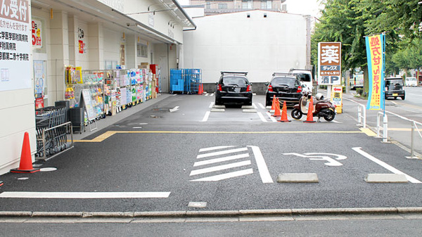 薬局ダックス　京都衣笠店の駐車場