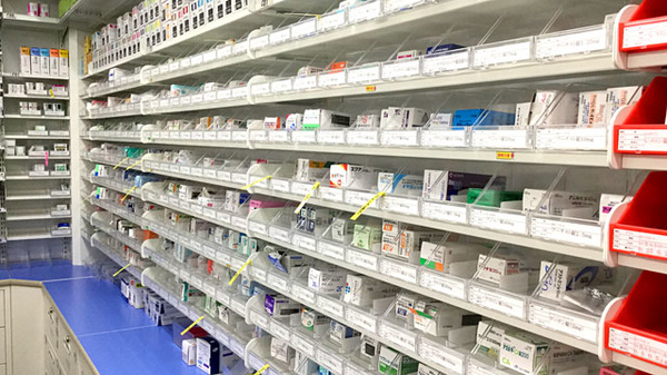薬局ダックス　下京烏丸店の薬棚