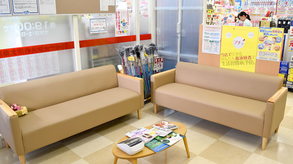 薬局ダックス　右京太秦店の待合スペース