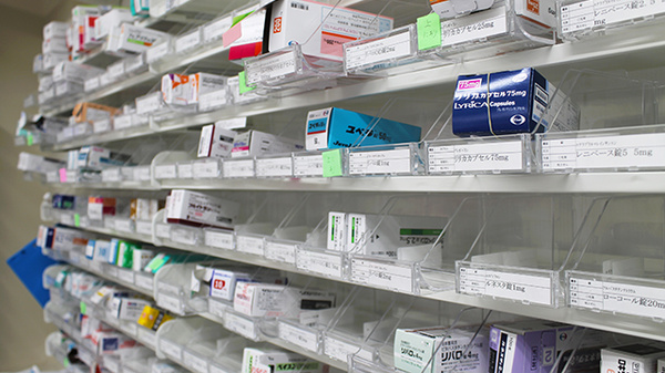 薬局ダックス　京都御池店の薬棚