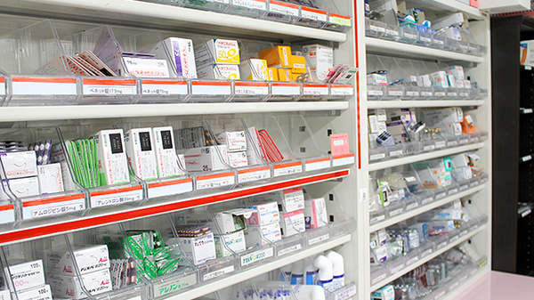 ダリア薬局の薬棚