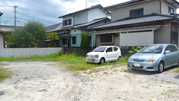 日の出薬局の駐車場