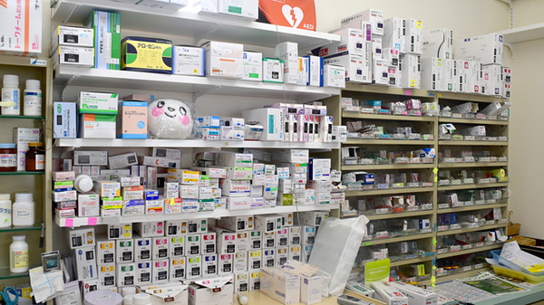 ひので薬局高木瀬店の薬棚