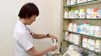 ひので薬局高木瀬店の作業風景