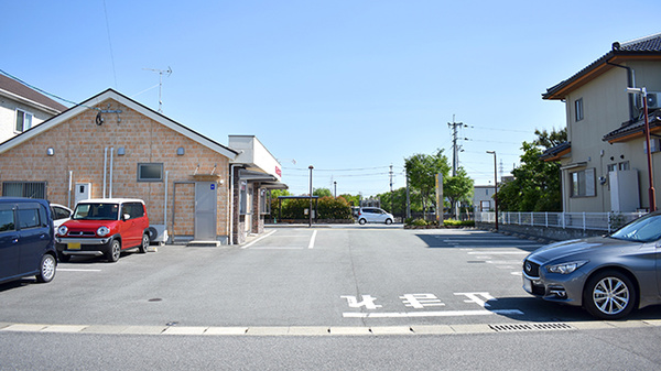 ピース薬局ドライブスルー夢咲店の駐車場
