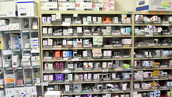 行田駅前薬局の薬棚