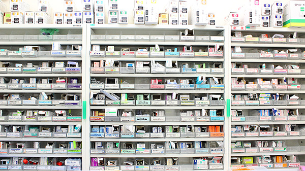 そよかぜ薬局　調布店の薬棚