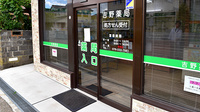 吉野薬局の入口