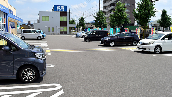 ユタカ薬局　則武の駐車場