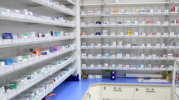 ハッピー調剤薬局　青森八重田SC店（青森県）の薬棚