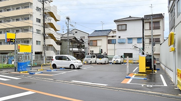 プレミア薬局の駐車場