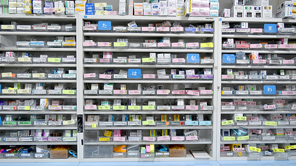 しろくま薬局　桃谷店の薬棚