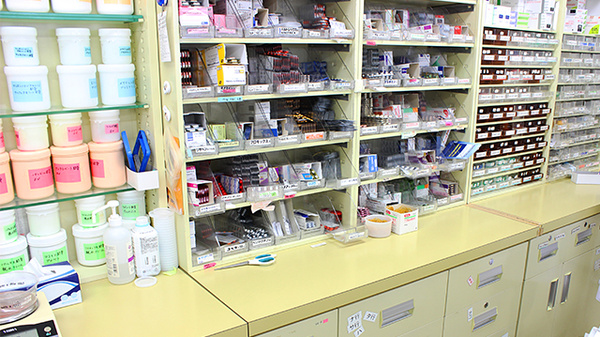 中央薬局　伊達店の薬棚