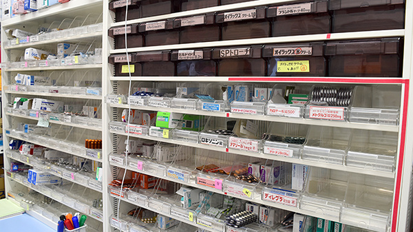 中央薬局　坂店の薬棚