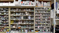 薬園堂薬局の薬棚