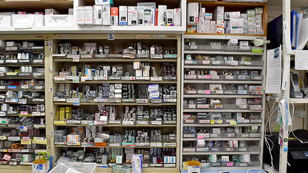 薬園堂薬局の薬棚