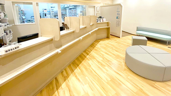 人丸薬局　明石駅前支店の受付/カウンター