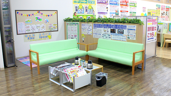 杏林堂薬局　静岡松富店の待合スペース