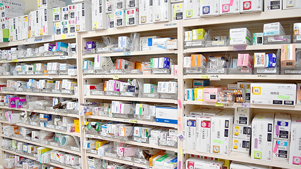 ヤブザキ信栄堂薬局の薬棚
