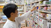 ヤブザキ信栄堂薬局の作業風景