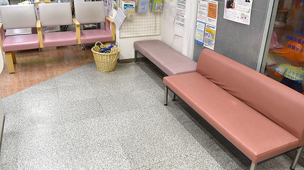 雅薬局　駅前店の待合スペース