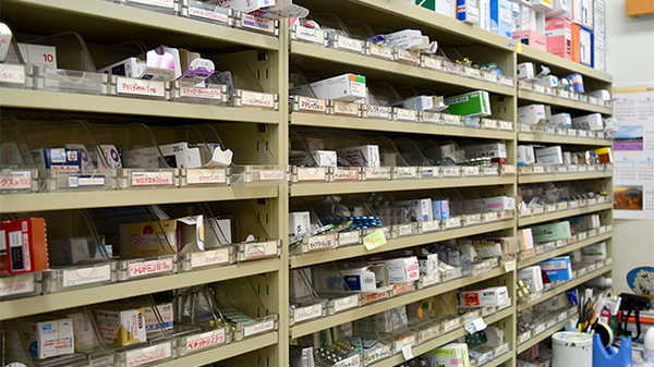 いづつ薬局　篠原店の薬棚
