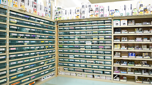 楠公堂薬局　加古川店の薬棚
