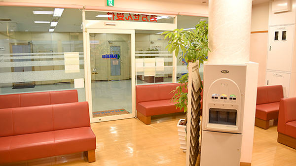 楠公堂薬局　学園都市駅ビル店の待合スペース