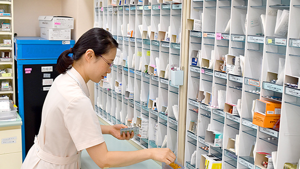 楠公堂薬局　深江店の作業風景