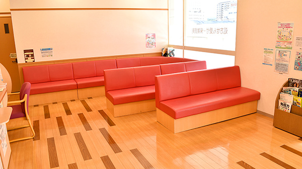 楠公堂薬局　JR三田駅ビル店の待合スペース