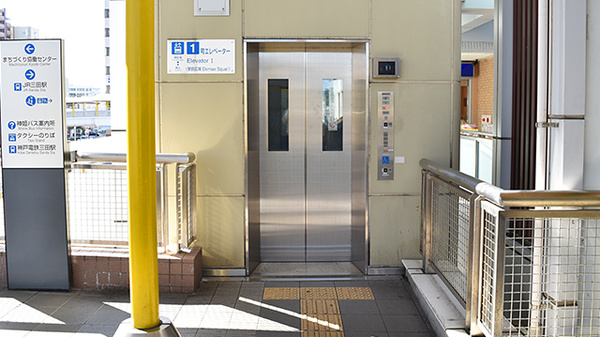 楠公堂薬局　JR三田駅ビル店のエレベーター