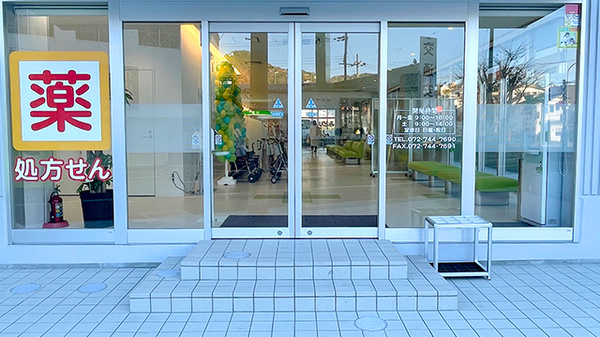 みどり薬局 川西店の入口