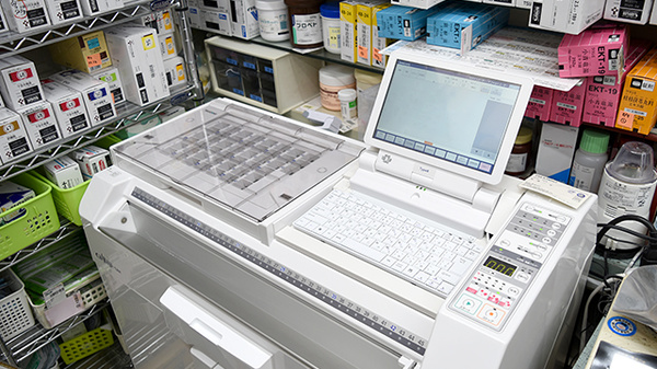 大手前薬局　谷町店の調剤器具