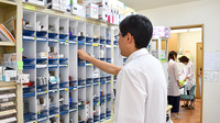 コーセー薬局八街店の作業風景