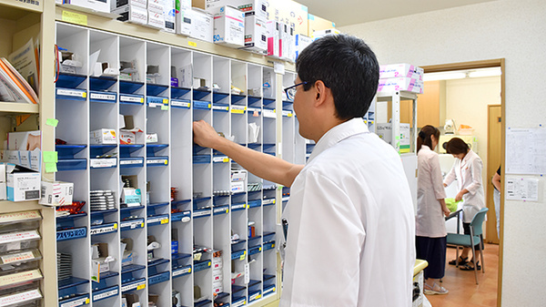 コーセー薬局八街店の作業風景