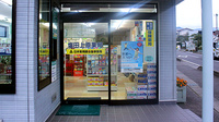 塩田上原薬局の入口