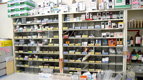 ライン調剤薬局須賀店の薬棚