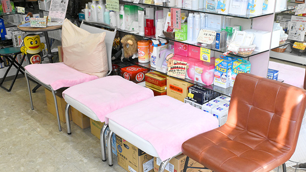 カヤシマ薬局　駅前店の待合スペース