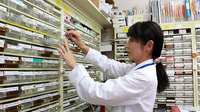 上原薬局の作業風景
