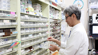 上原薬局の作業風景