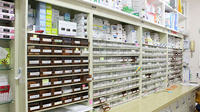 上原薬局の薬棚