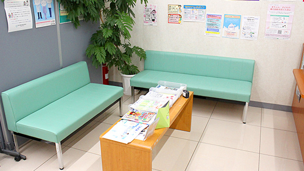 ドラッグイチワタ　秩父永田店の待合スペース
