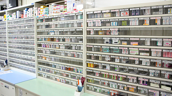 ドラッグイチワタ　秩父永田店の薬棚