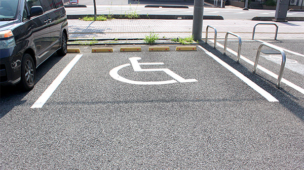 ドラッグセイムス 伊奈内宿薬局の駐車場