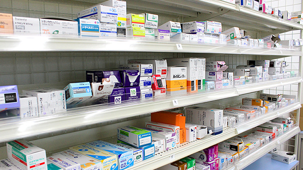 ドラッグセイムス 伊奈内宿薬局の薬棚