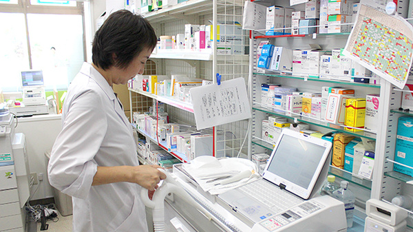 ドラッグセイムス 伊奈内宿薬局の作業風景