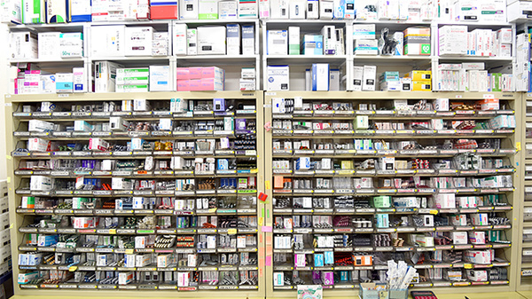 ピュア薬局1号店の薬棚