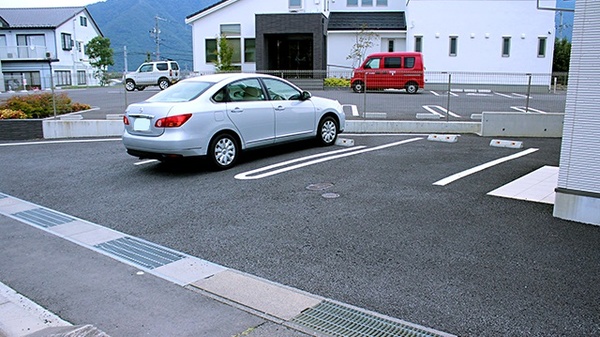 川辺上原薬局の駐車場