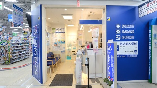 クオール薬局ビックカメラ新宿東口店の入口